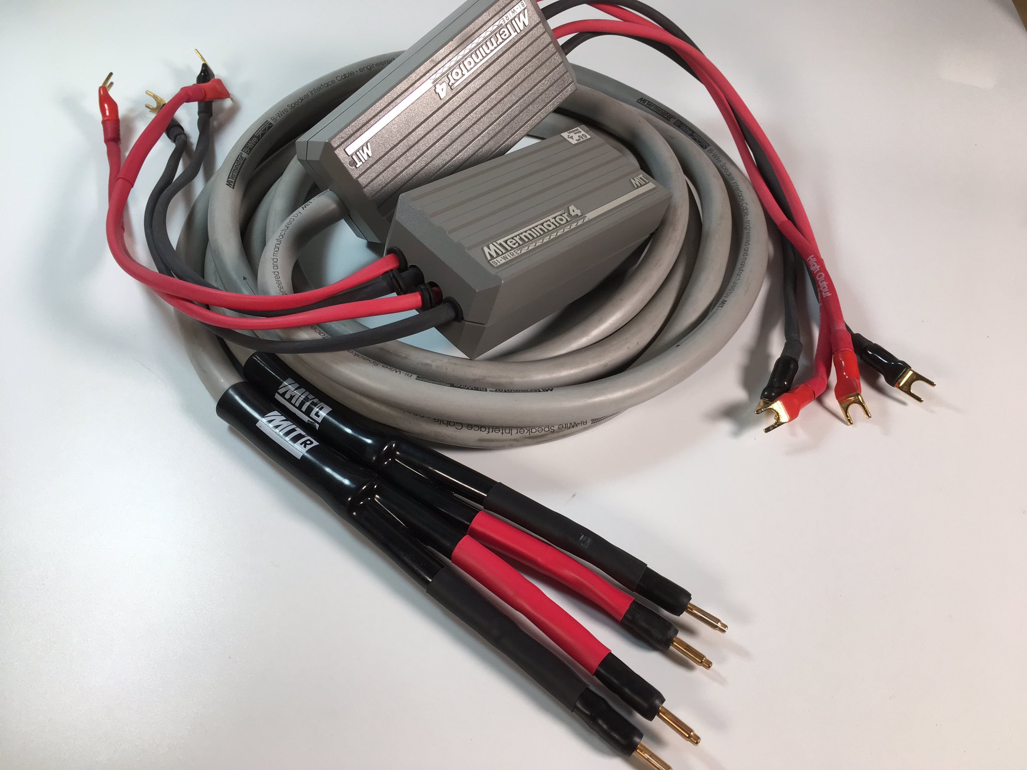 ▲MIT AVt 2 スピーカーケーブル 2本 ２,４ｍ　定価:105,900円 □MIT AVt 読みとる 2 スピーカーケーブル 2本 2,4m 定価